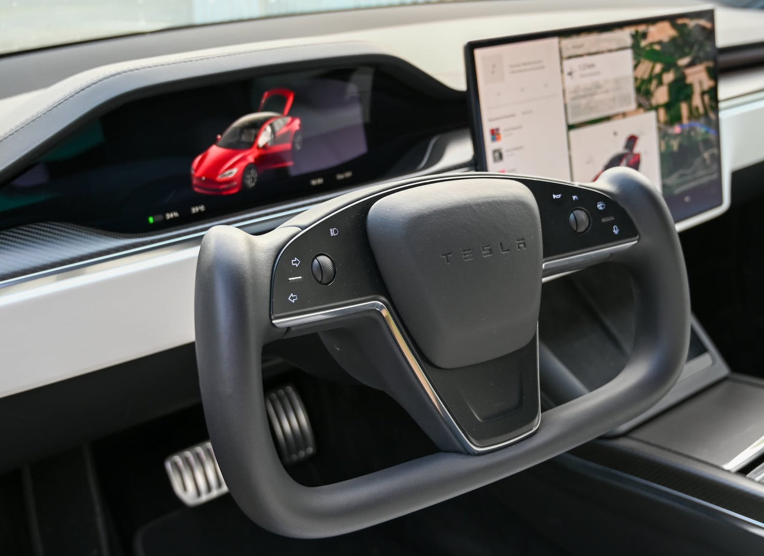 Tesla Yoke Steering vs. Traditional Steering Wheel – teslayard.com